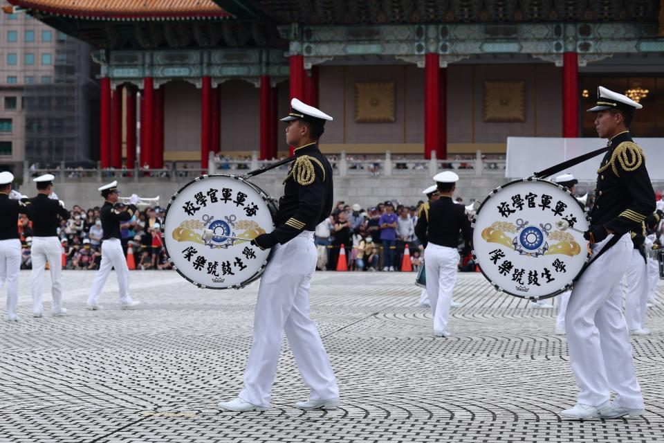 國慶演出學生樂儀旗隊交流，圖為海軍軍官學校鼓號樂隊表演。陳品佑攝