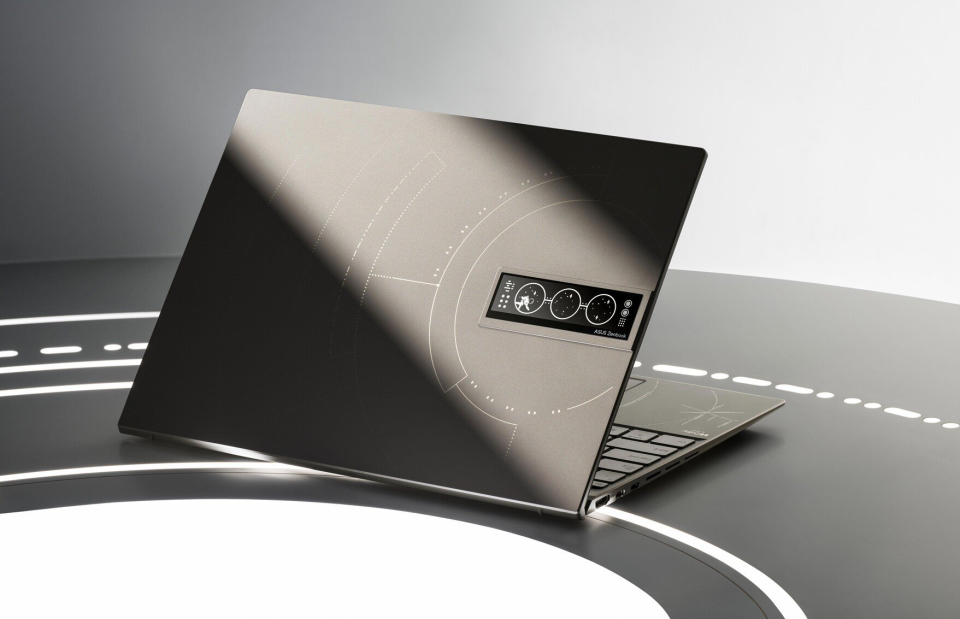 ZenBook 14X OLED Space Edition possui tampa customizada com elementos espaciais e tela adicional (Imagem: Reprodução/ASUS)