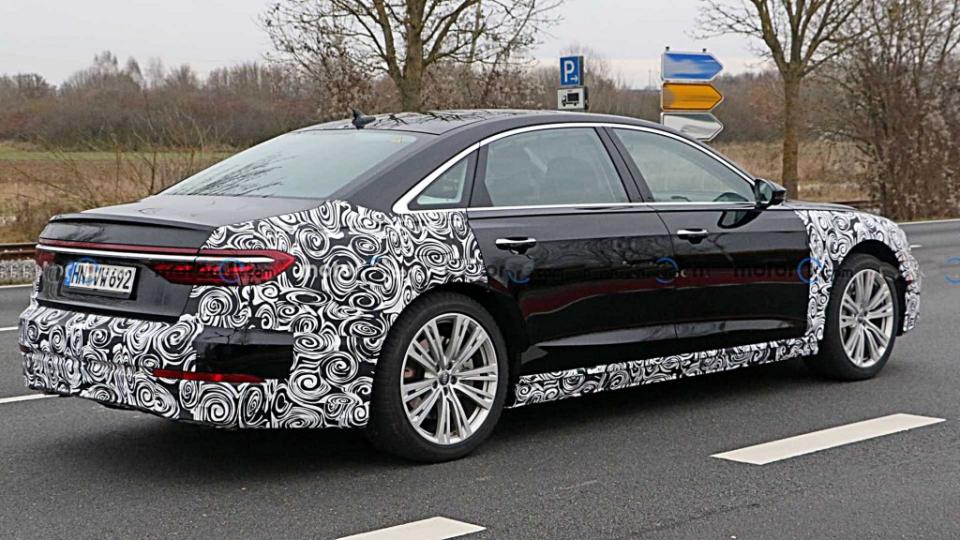 AUDI A8中期改款原型車路試間諜照流出，全新的車頭造型大有看頭