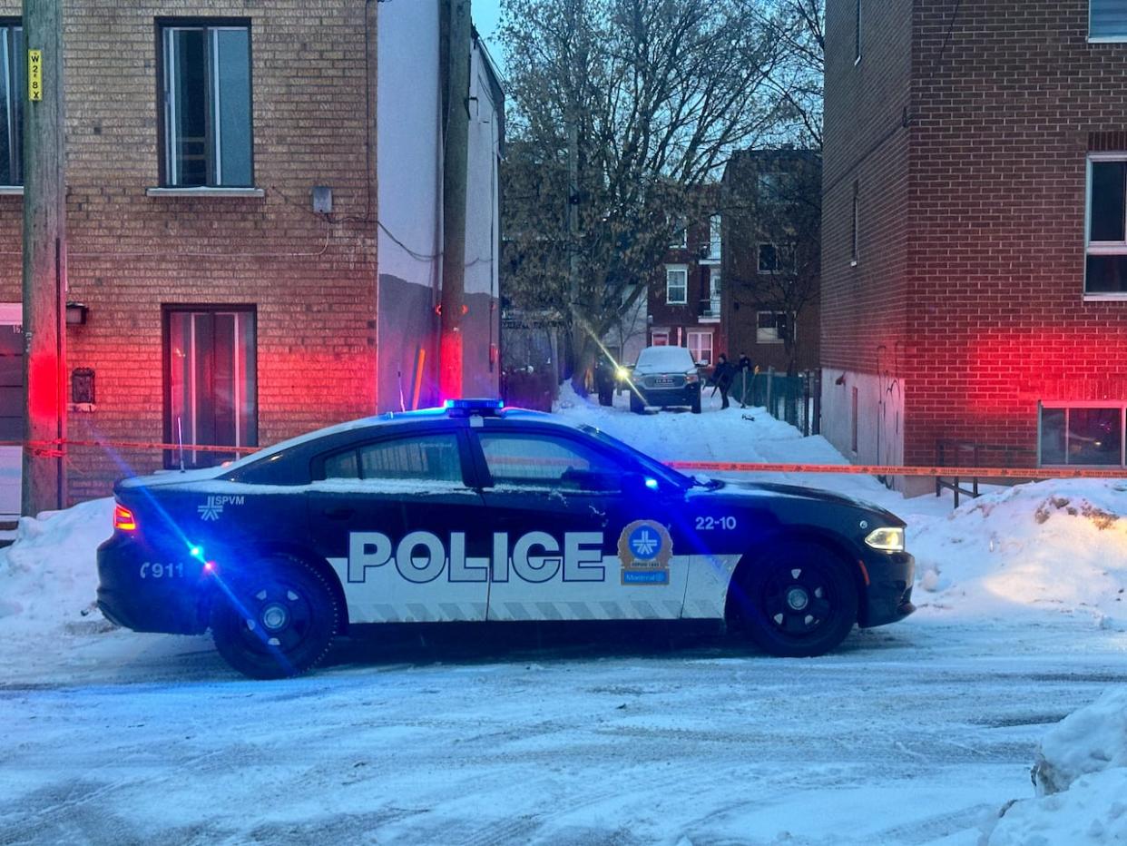 The body of a 30-year-old man was found dead inside a pickup truck in a downtown Montreal alley Saturday. The police service's major crimes unit is investigating.   (Mathieu Wagner/Radio-Canada - image credit)