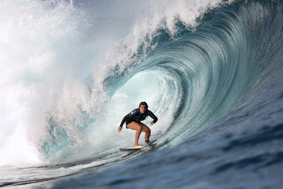 Caroline Marks (VS) surft op de beroemde tongolf.  (Sean M. Haffey/Getty Images)