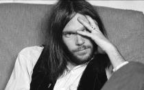 Die Denkerpose täuscht nicht: Bereits in den frühen 70er-Jahren galt Neil Young als einer der nachdenklichsten Rockstars. (Bild: Warner / Gary Burden)