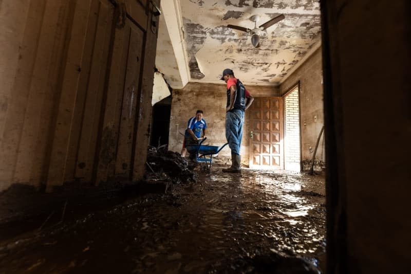 Residents clean up the mud that entered their homes during exceptionally heavy rainfall in Lajeado. "The impact of the floods and the scale of the tragedy are devastating," wrote the governor of Rio Grande do Sul. Antonio Valiente/dpa