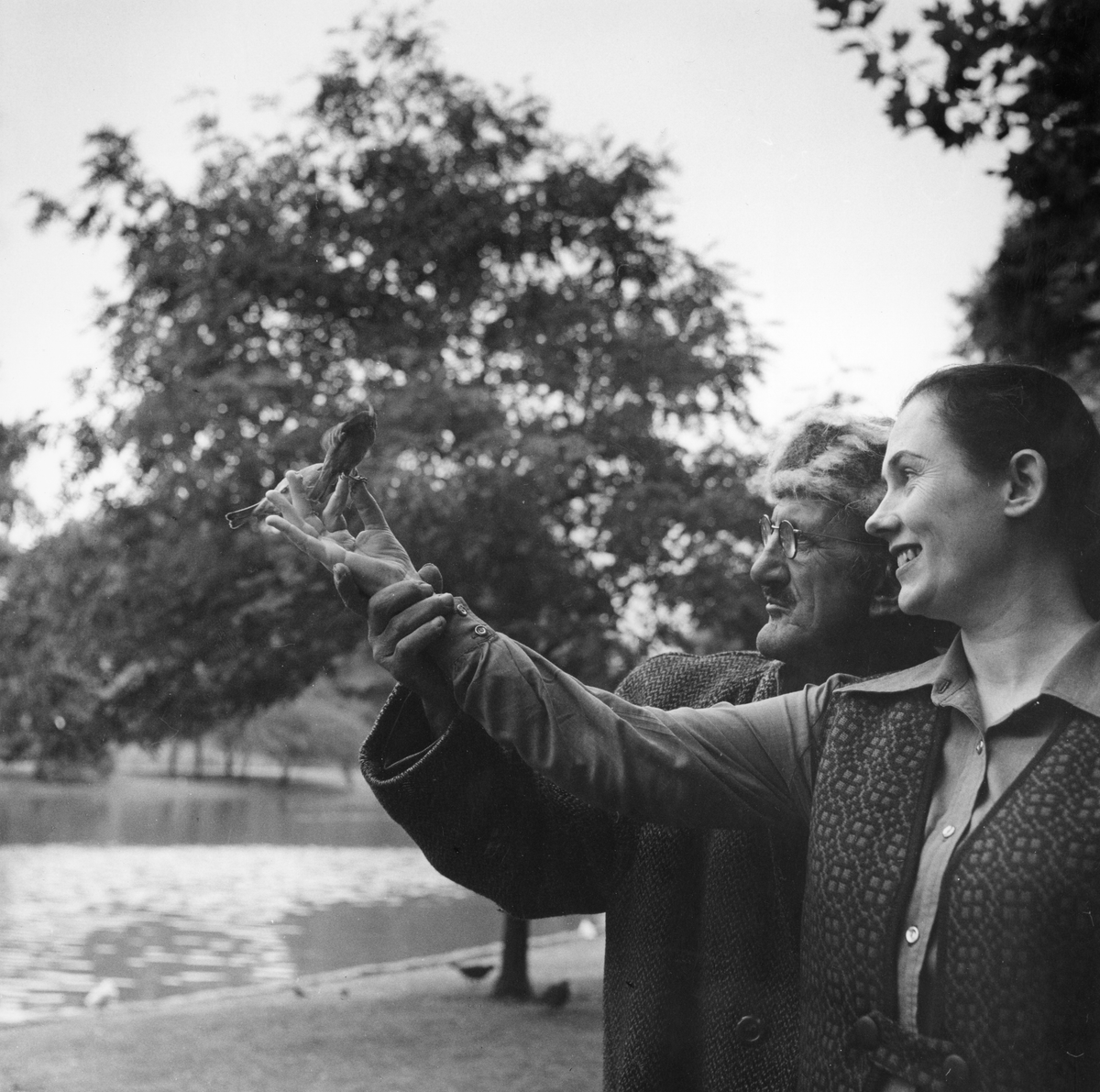 Peralta and ‘Birdman’ Bert (homeless since age 14) feed birds together in St James’s Park (Moyra Peralta/Courtesy of Bishopsgate Institute)