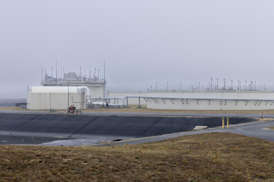 Una planta de tratamiento de aguas residuales que recibe el suministro de energía solar del aeropuerto local, en Tallahassee, Florida, el 5 de diciembre de 2021. (Dustin Chambers/The New York Times)