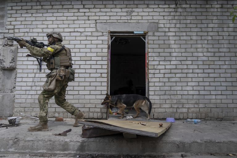 Un militar ucraniano patrulla durante una misión de reconocimiento en un pueblo recientemente retomado en las afueras de Kharkiv, al este de Ucrania, el sábado 14 de mayo de 2022.