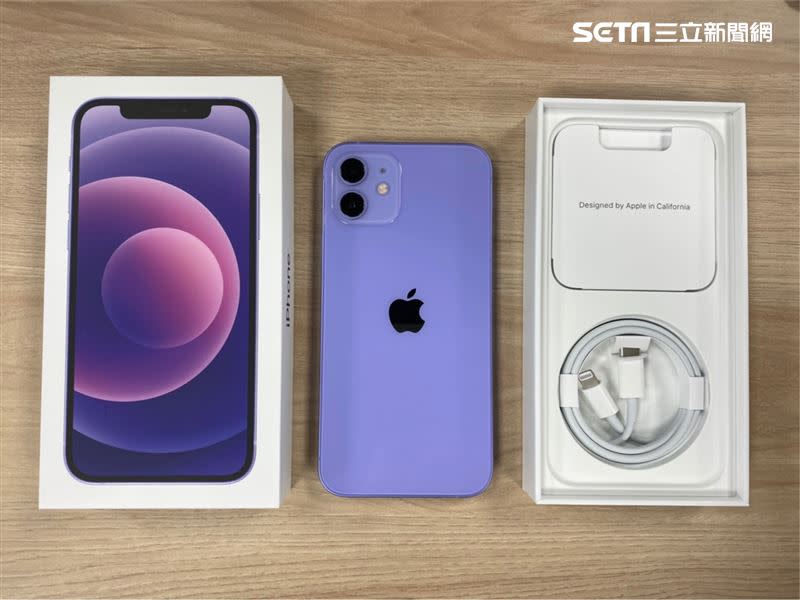  全新紫色iPhone12 搶先開箱。（圖／記者谷庭攝）