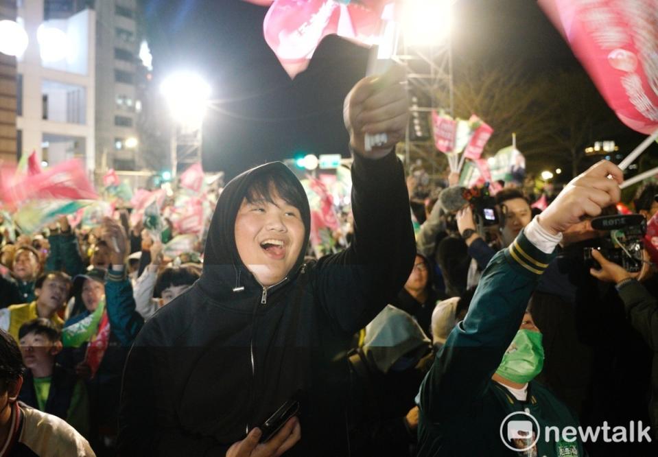 民進黨支持者開心的在黨中央外觀看總統大選開票過程。   圖：張良一/攝