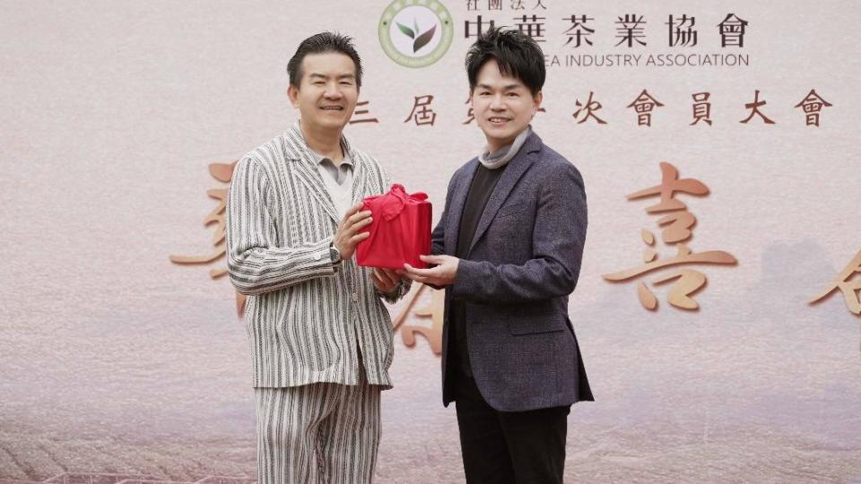 李明洋（右）接任中華茶業協會理事長。（圖／安吉莉傳播提供） 