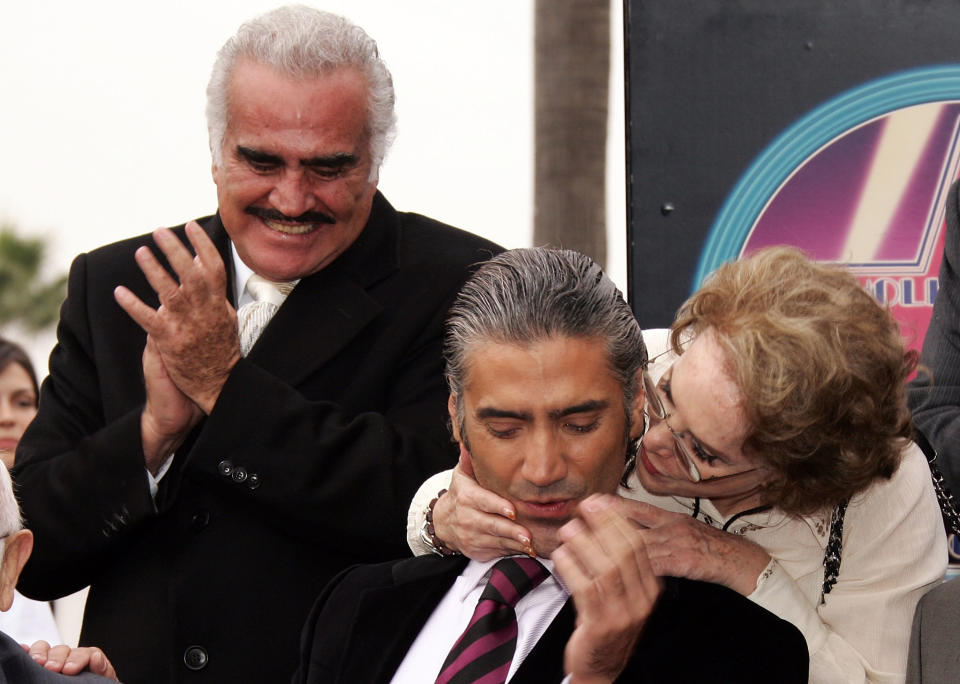 Alejandro Fernández y sus padres el día que recibió la estrella en el Paseo de la Fama de Los Angeles en el 2005.  (Photo by Frazer Harrison/Getty Images)