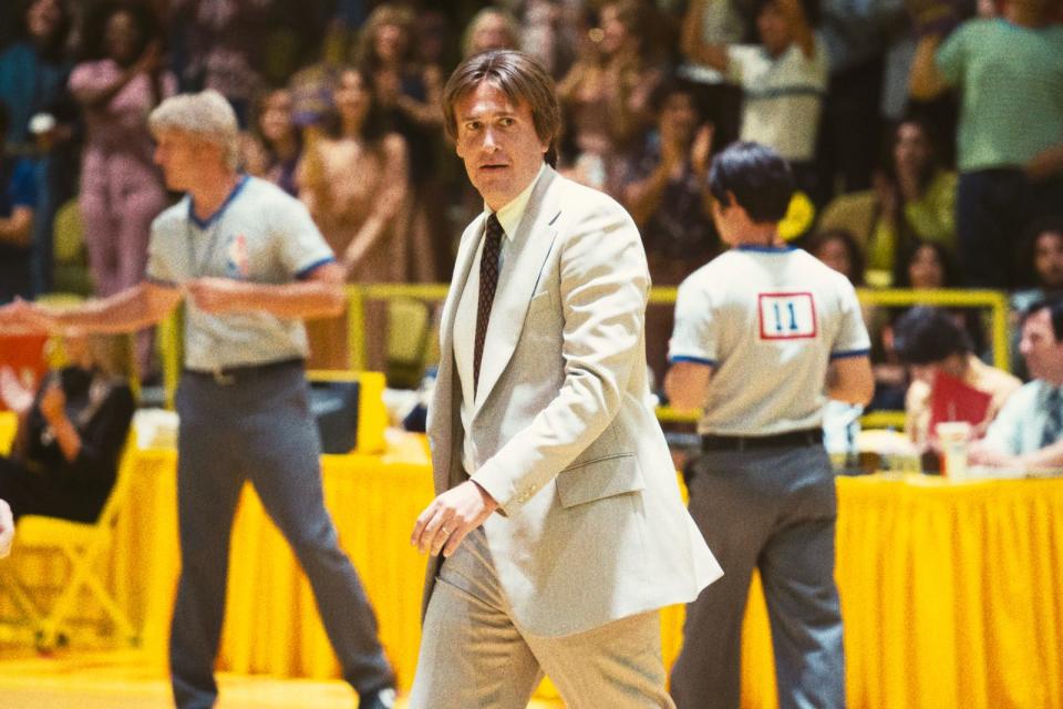 In "Winning Time: Aufstieg der Lakers-Dynastie" (zu sehen auf Sky Atlantic, Sky Ticket und Sky Q) schlüpft Segel in die Rolle des amerikanischen Basketball-Coaches Paul Westhead, der in den 80er-Jahren unter anderem die Los Angeles Lakers trainierte. (Bild: © 2022 Home Box Office, Inc.)