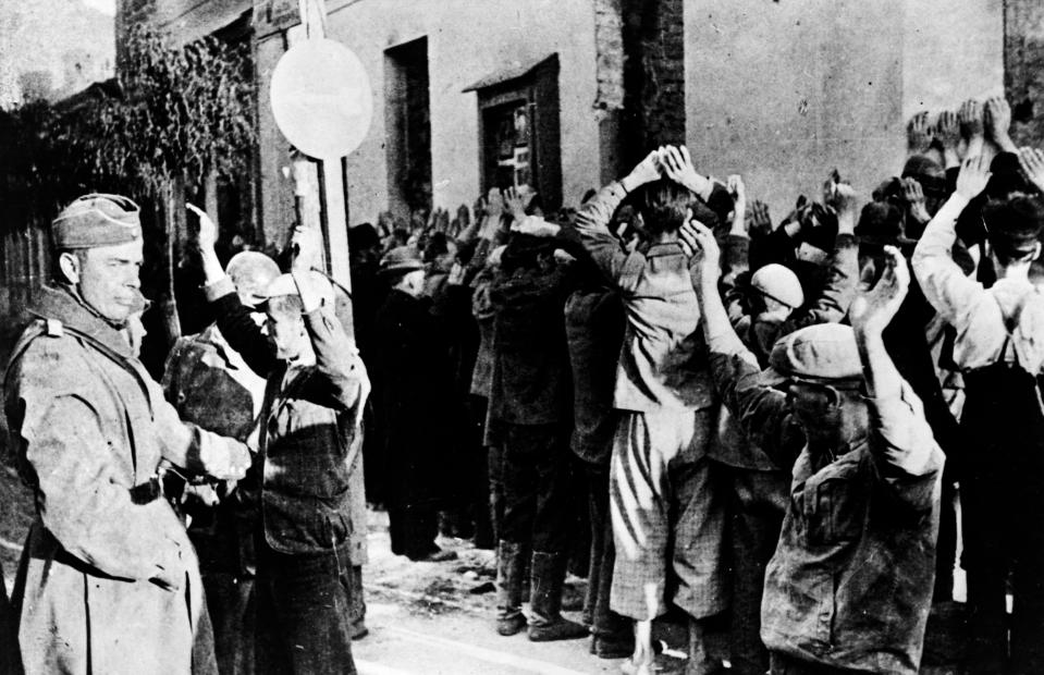 Eine Festnahmeaktion im Warschauer Ghetto (Bild: Library of Congress/Public domain)