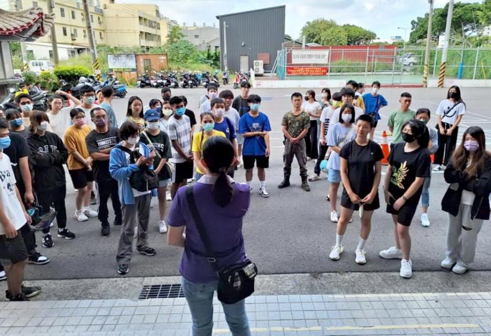 梧棲區公所與台中區監理所辦理「機車下鄉考照服務」，大家對於這項「方便」的服務感到格外的貼心。（記者陳金龍攝）