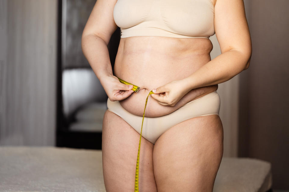 內臟脂肪不像BMI值能自己計算出來，要精準的知道內臟脂肪含量必須要經由電腦斷層掃描，市面上有許多體體脂計能測量到內臟脂肪也只能做為參考用。一般來說最簡單的檢視方法男性腰圍應小於90公分（約35吋）、女性腰圍應小於80公分（約31吋）。或者可以使用腰臀比來進行初步判斷(腰圍÷臀圍的數據)，若男性腰臀比例>0.9，女性>0.8都算是內臟脂肪的高危險群。