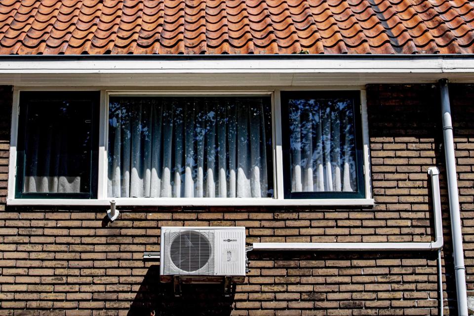 Eine Klimaanlage an der Fassade eines Hauses.  - Copyright: picture alliance / ANP | ROBIN UTRECHT