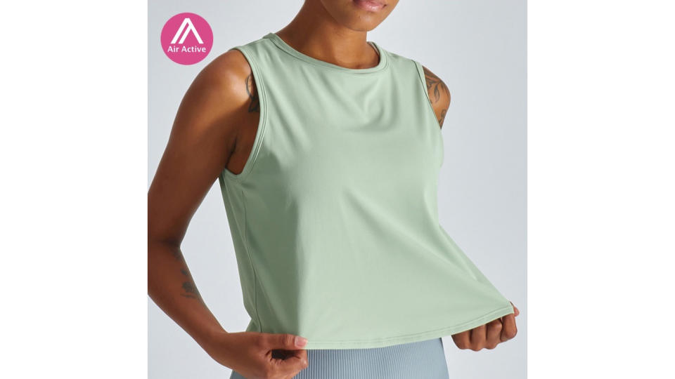 AIR ACTIVE Yoga Tank Top Sports Crop Top Casual Sleeveless. (Photo: Shopee SG)