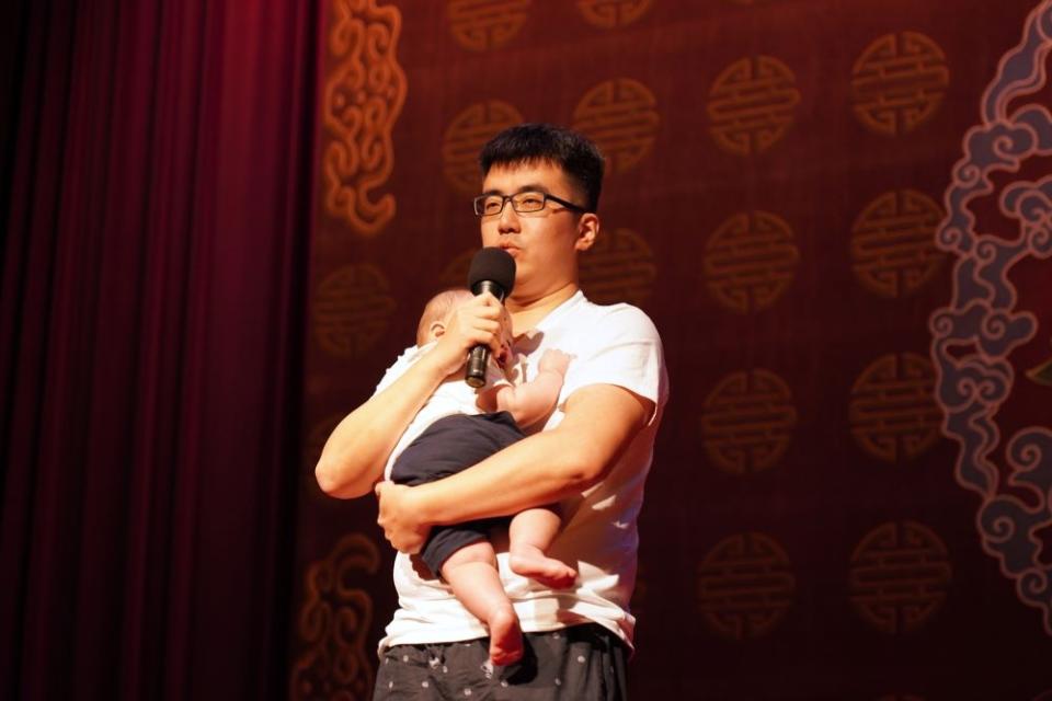 《圖說》新手爸爸陳智倫分享孩子在托嬰中心受到老師們的幫助非常多。〈社會局提供〉
