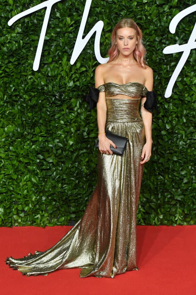 Model und DJ Lady Mary Charteris trug am Abend der Preisverleihung einen ähnlichen goldenen Look, hielt ihre Körpermitte allerdings etwas bedeckter. Foto: Getty.