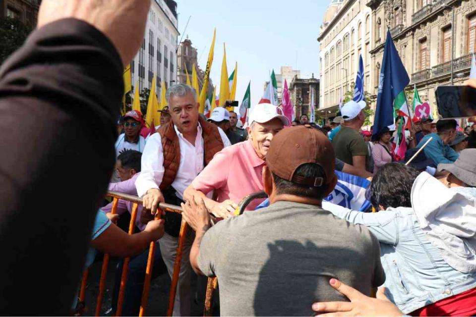 Forcejeo entre asistentes de Marea Rosa y plantón del CNTE. 