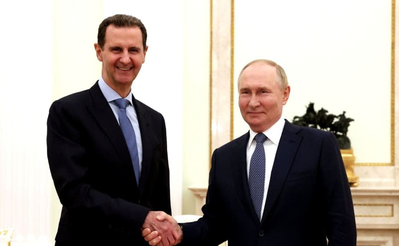 Russian President Vladimir Putin (R) meets Syrian President Bashar al-Assad. -/Kremlin/dpa