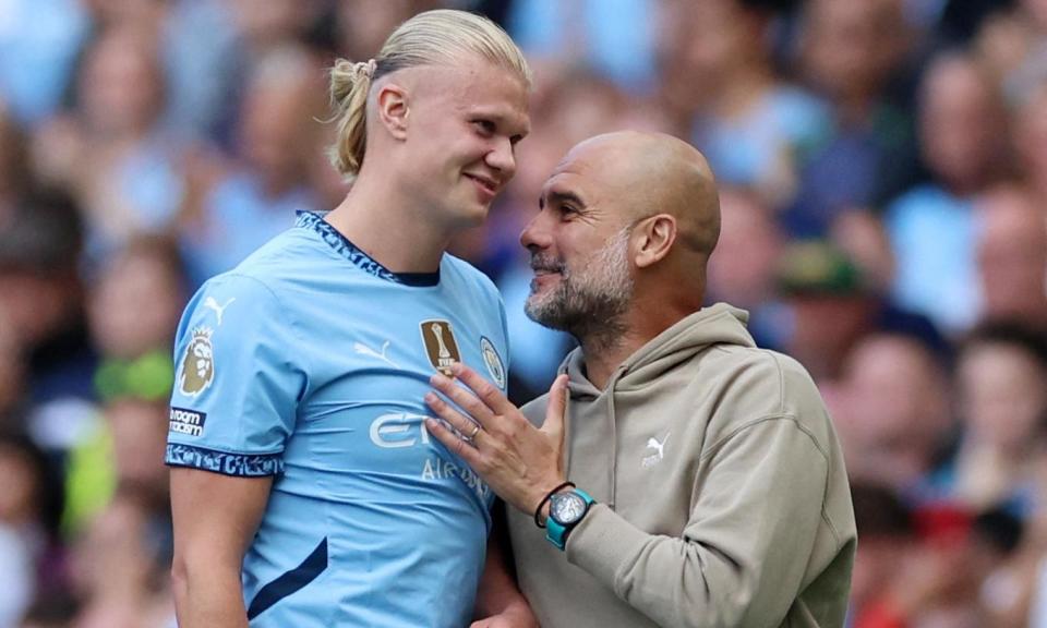 <span>The Manchester City manager, Pep Guardiola, talks tactics with Erling Haaland.</span><span>Photograph: Phil Noble/Reuters</span>