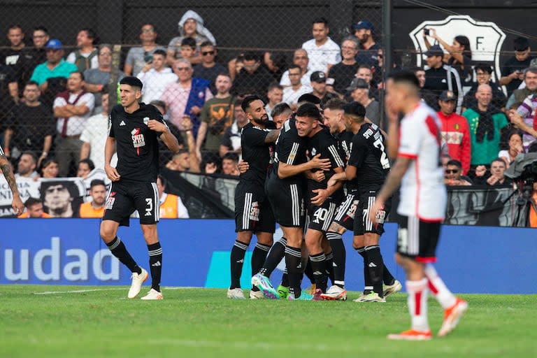 River no encontró el camino y lo pagó caro: Deportivo Riestra fue oportuno y festejó