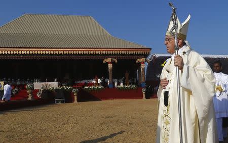 Pope Francis arrives to lead mass in Colombo, January 14, 2015. REUTERS/Stefano Rellandini