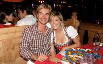 <p>Dienst ist Dienst und Bier ist Bier: Florian Silbereisen und Helene Fischer 2009 auf der Münchener Wiesn. Wie gut die beiden harmonierten, erlebte das Publikum regelmäßig ... (Bild: 2009 Florian Seefried / Getty Images)</p>