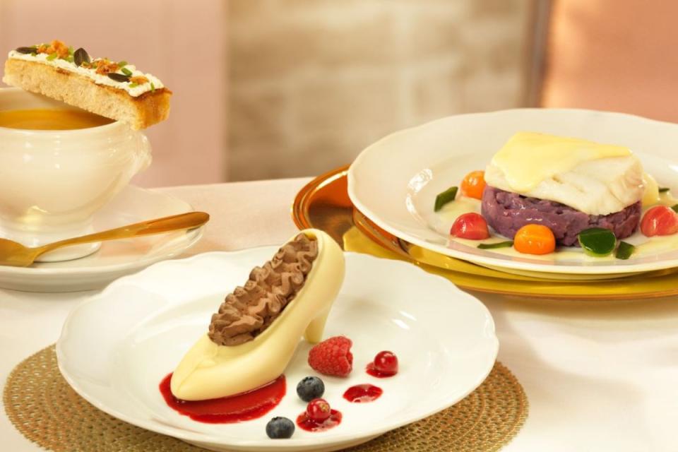 The cod fillet with crushed violet potatoes, pumpkin soup with cheese sandwich, and Cinderella’s Surprise for dessert (€50 per child for the 4-course meal) at Auberge de Cendrillon, an experience to remember indeed. (Photo: Disneyland Paris)