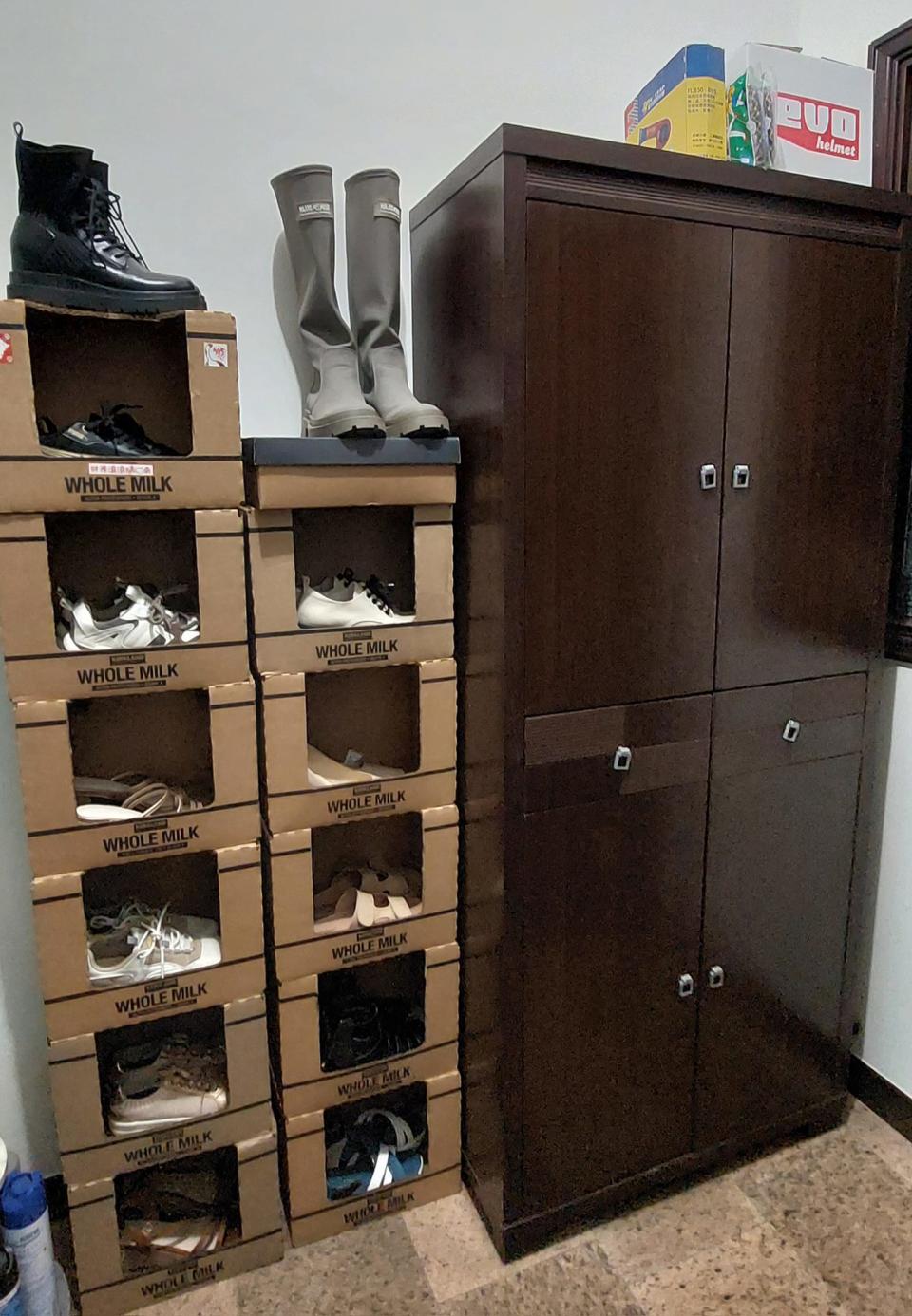 網友環保利用把牛奶紙箱做成鞋櫃。（圖／翻攝自Costco好市多 商品經驗老實說臉書）