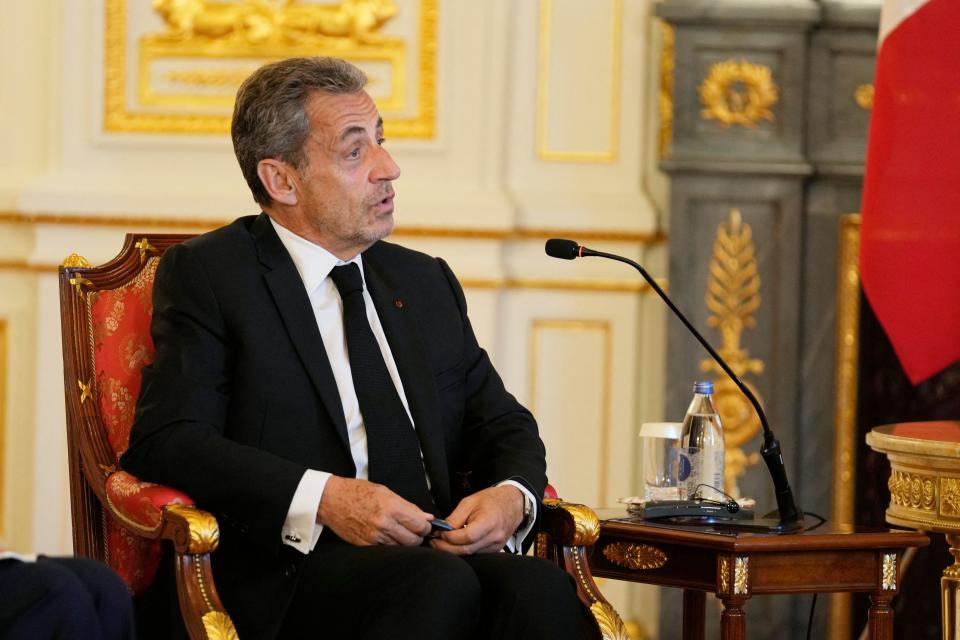 <p>En Europa también hay varios casos recientes de jefes de gobierno que acabaron detenidos, como el de Nicolas Sarkozy. En 2018 fue arrestado por la supuesta financiación ilegal de su campaña electoral de 2007. Finalmente, al expresidente francés le condenaron en 2019 a un año de prisión que cumplió en su domicilio. También tiene otra pena de tres años de cárcel por tráfico de influencias y corrupción. (Foto: Hiro Komae / POOL / AFP / Getty Images).</p> 