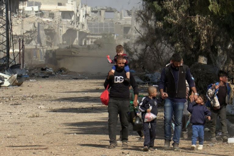 Una familia palestina huye de la Ciudad de Gaza a pie (Photo by Belal Al SABBAGH / AFP)