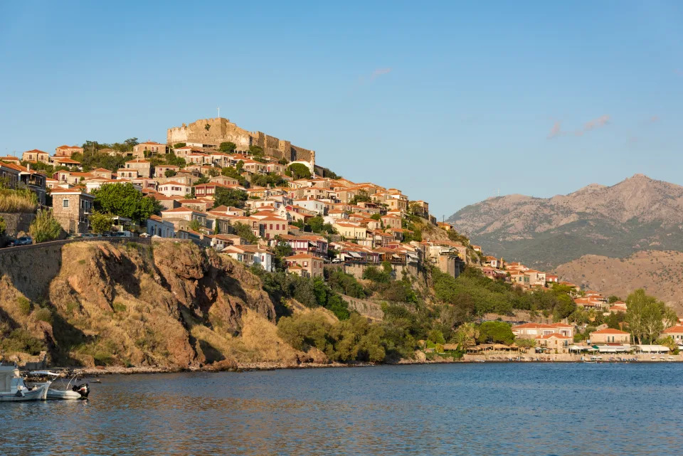 <p>Los vecinos de Lesbos esperan que el fuego no acabe con su riqueza histórica y cultural. Y es que la isla está repleta de monumentos, entre los que destaca el castillo de Molyvos, al norte, que corona la localidad del mismo nombre. (Foto: Getty Images).</p> 