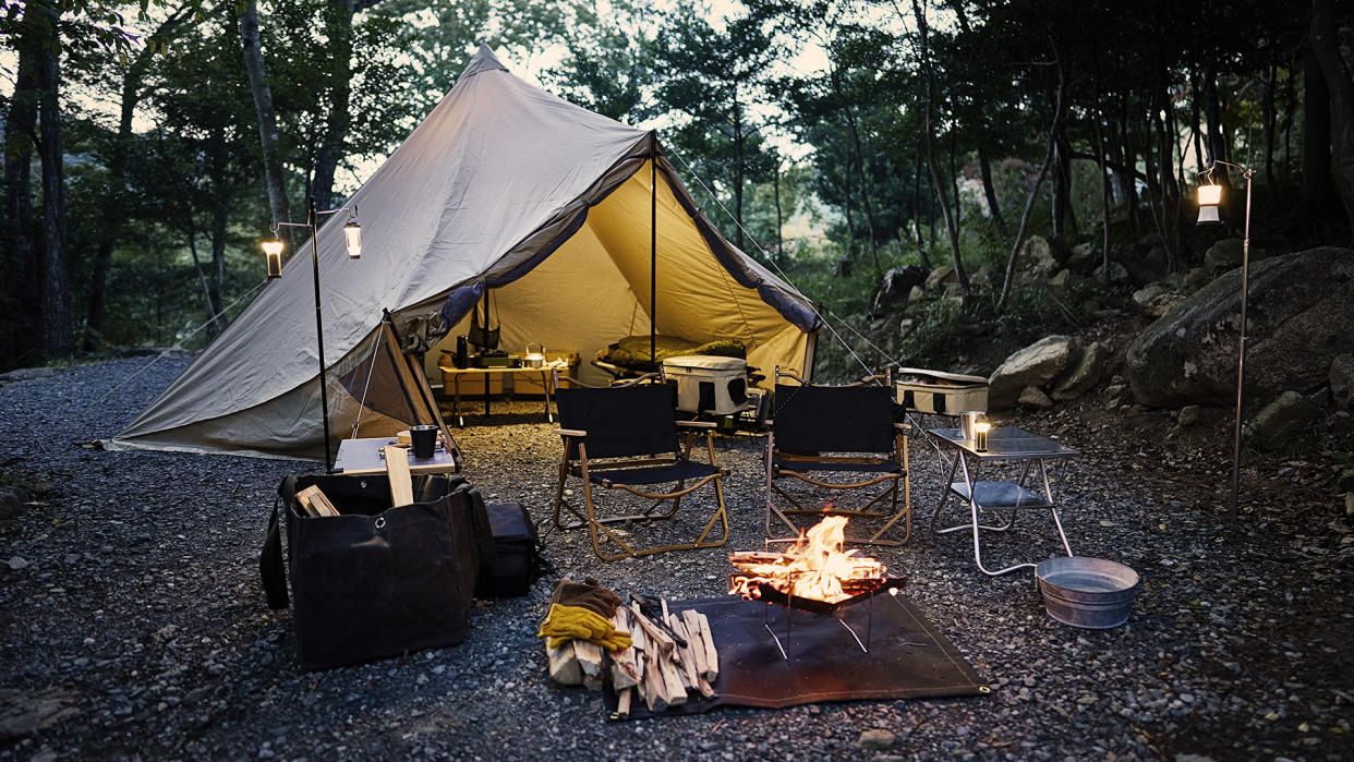  Set of duo camps (unmanned). In Japan, it has become a matter of etiquette to pull down a sheet for bonfires to protect the ground from flames. 