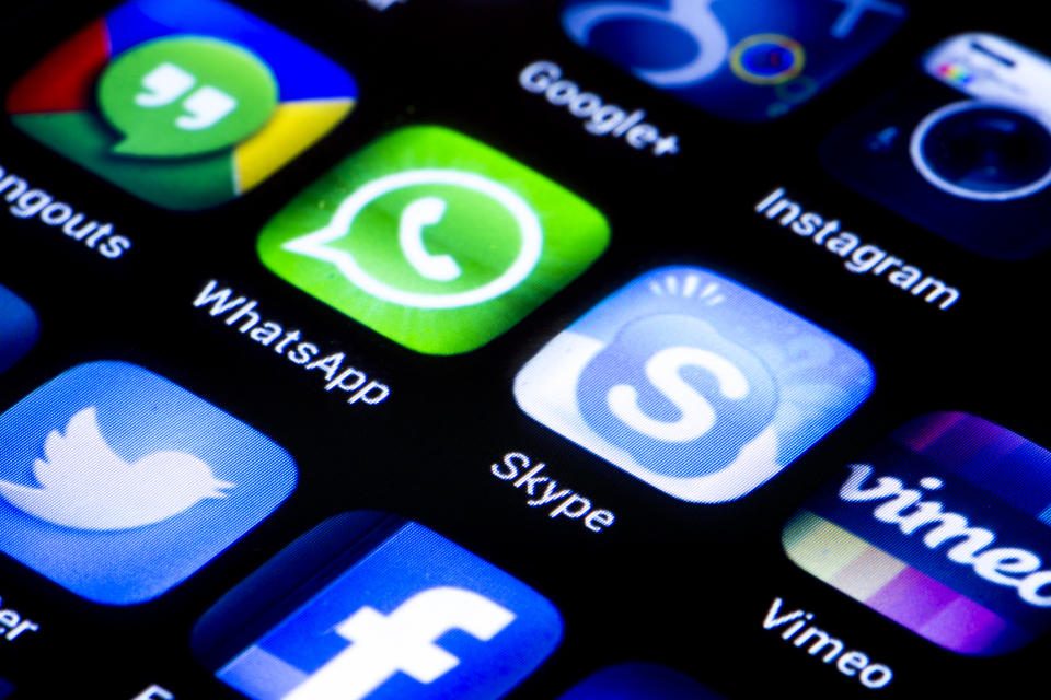 Auch auf Nutzer des Nachrichtendienstes WhatsApp kommen einige Veränderungen zu. (Bild: Zdravkovic/Getty Images)