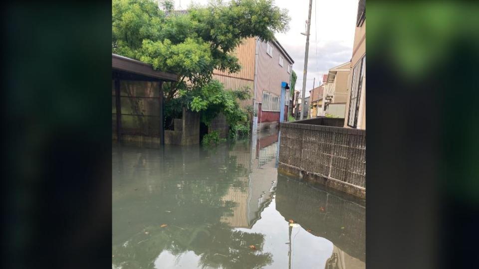 富山縣各地淹水，高岡市的街道完全泡水。（圖／翻攝自@Pontneuf2445推特）