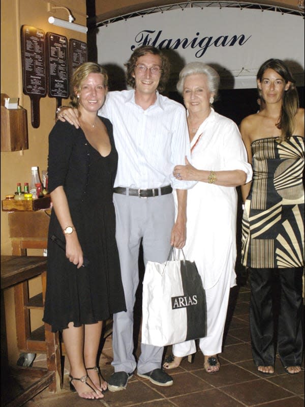 Fernando con su madre y hermana