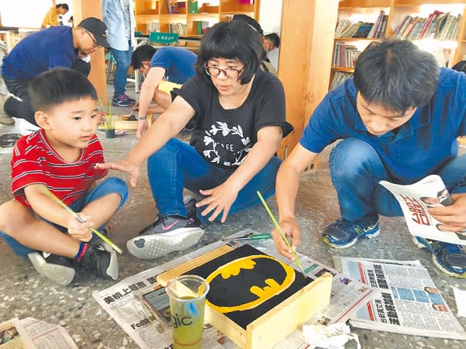 雲林縣土庫鎮公所教作蝙蝠屋，推廣友善農業村落。（張朝欣攝）