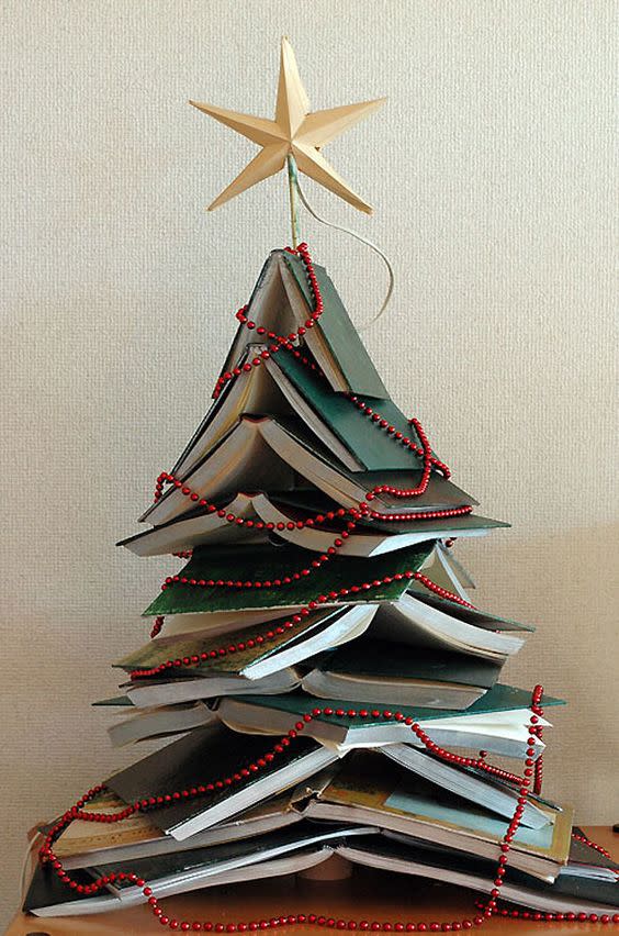 Sapin de livres empilés