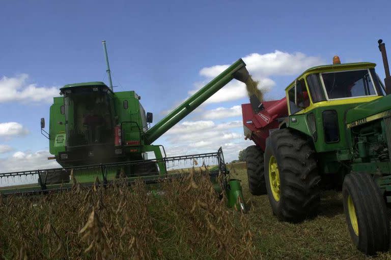 Una cosechadora faenando en un campo