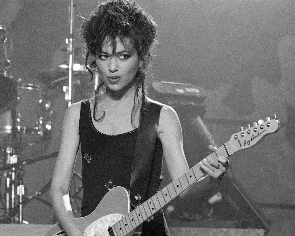 Susanna Hoffs onstage with the Bangles, circa 1988, in Los Angeles. (Photo: Lester Cohen/Getty Images)
