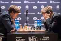 <p>Der Russe Sergey Karjakin (links) und Titelverteidiger Magnus Carlsen aus Norwegen konzentrieren sich bei der Tie-Breaker-Runde der Schachweltmeisterschaft in New York auf das Brett. (Bild: AP-Foto/Mary Altaffer) </p>