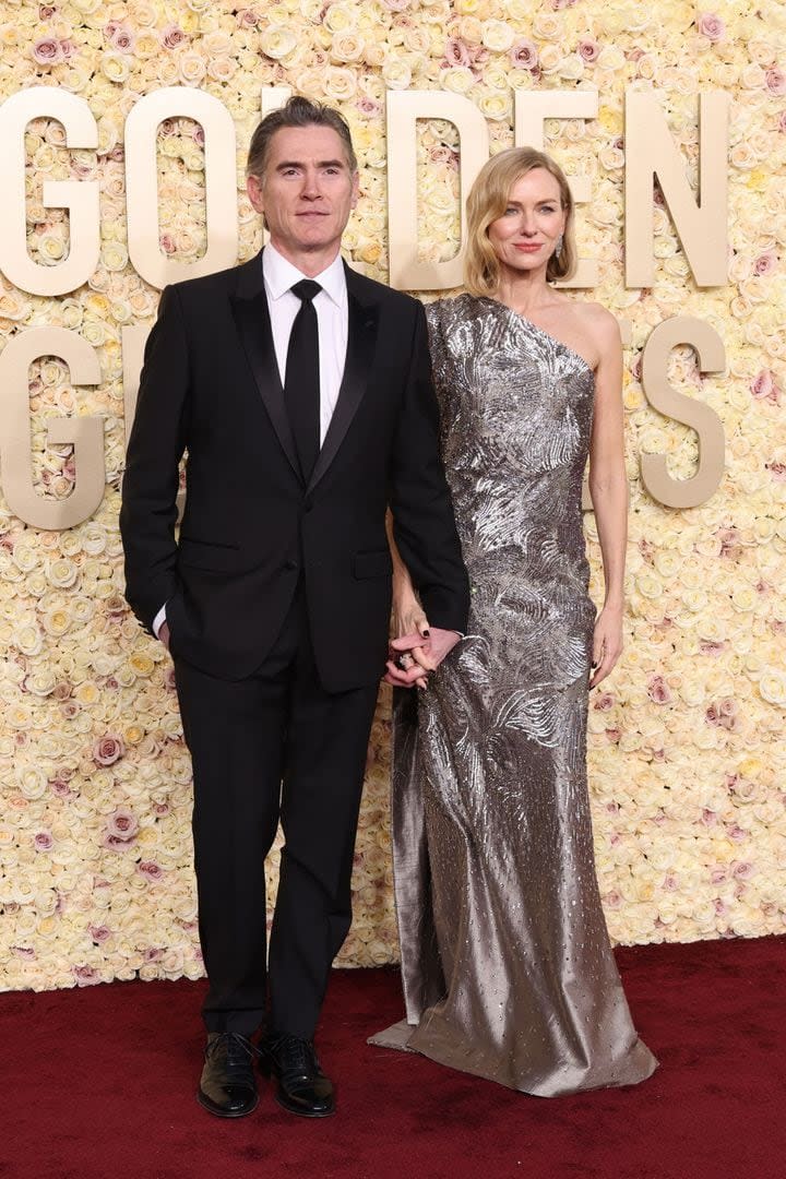 El actor Billy Crudup, de un sobrio traje negro, junto a su novia, la actriz Naomi Watts, quien se lució con un vestido largo metalizado de corte irregular
