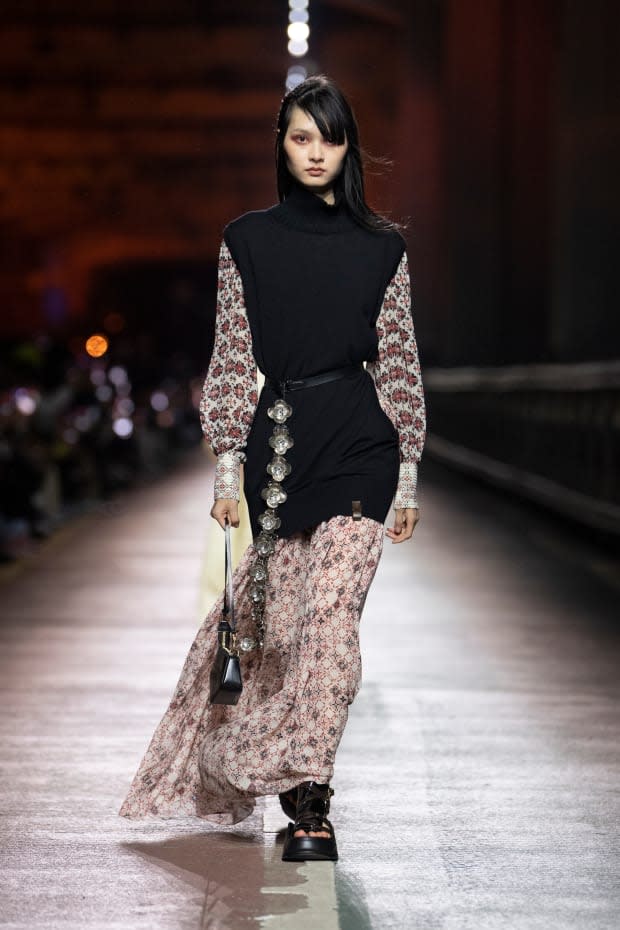 Nicolas Ghesquière offers volumes and prints for Louis Vuitton