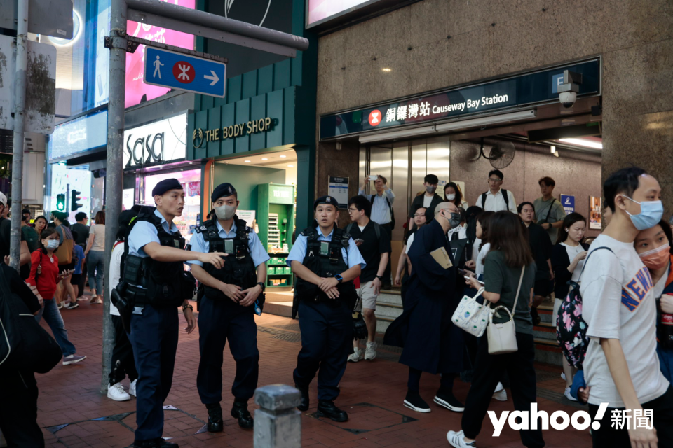 A large number of police officers continue to be stationed in the Causeway Bay area late at night