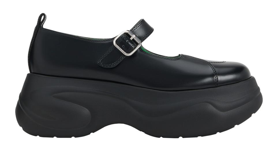 CHARLES & KEITH x Short Sentence黑色弧形厚底瑪莉珍鞋。NT$2,990（CHARLES & KEITH提供）