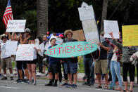 Residents protest stay-at-home orders involving the closing of beaches and walking paths during the outbreak of the coronavirus disease (COVID-19) in Encinitas, California, U.S., April 19, 2020. (REUTERS/Mike Blake)