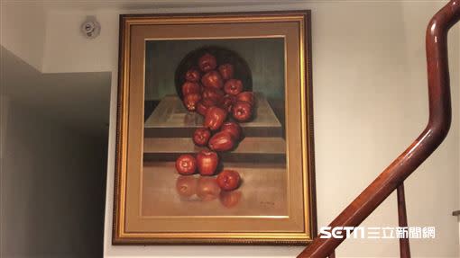 民眾在家中掛蘋果油畫，象徵平平安安、多子多孫。（圖／讀者提供）