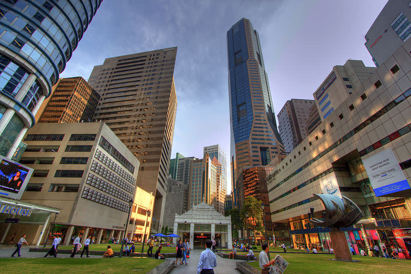 Raffles Place working crowd. (Credit: https://en.wikipedia.org)