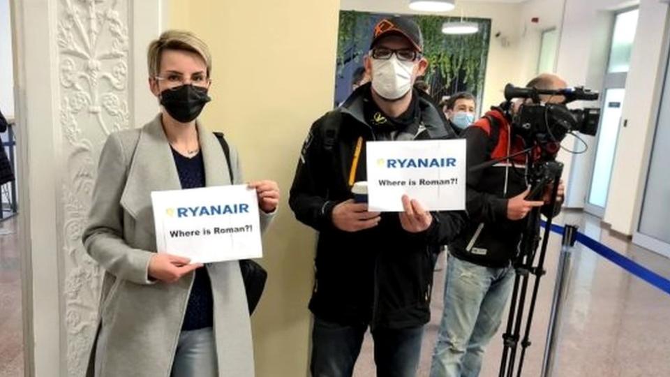 Simpatizantes de Roman Protasevich en el aeropuerto de Vilnius.